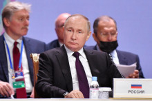 Ruský prezident Vladimir Putin a hovorca Kremľa Dmitrij Peskov (v pozadí). FOTO: Reuters