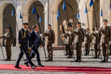 Predseda Senátu, hornej komory talianskeho parlamentu, Ignazio La Russazo strany Bratia Talianska prichádza na stretnutie s talianskym prezidentom Sergiom Mattarellom. FOTO: TASR/AP