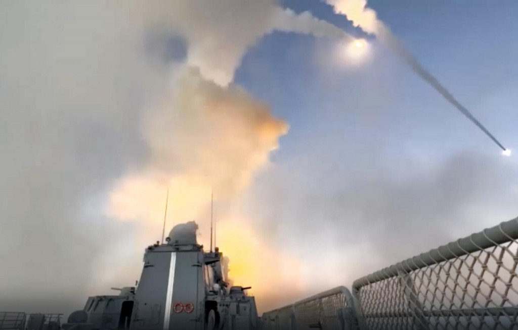 Ruská vojnová loď odpaľuje rakety na cieľ na Ukrajine. FOTO: TASR/AP