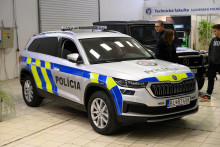 Na snímke nové značenie vozidiel Polície SR. FOTO: TASR/Henrich Mišovič