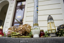 Sviečky a kvety položené pri mieste teroristického útoku na Zámockej ulici. FOTO: TASR/Pavol Zachar