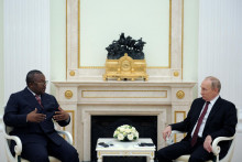 Prezident Guiney-bissau Umaro Sisoco Embaló, ktorý hovoril o špeciálnom odkaze pre Kyjev, na stretnutí s Vladimirom Putinom. FOTO: Reuters