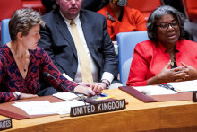 Veľvyslankyňa USA pri OSN Linda Thomas-Greenfieldová po boku britskej veľvyslankyne pri OSN Barbare Woodwardovej počas stretnutia členov Bezpečnostnej rady OSN. FOTO: REUTERS