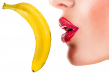 Jednou zo sexuálnych pomôcok je práve neošúpaný banán.