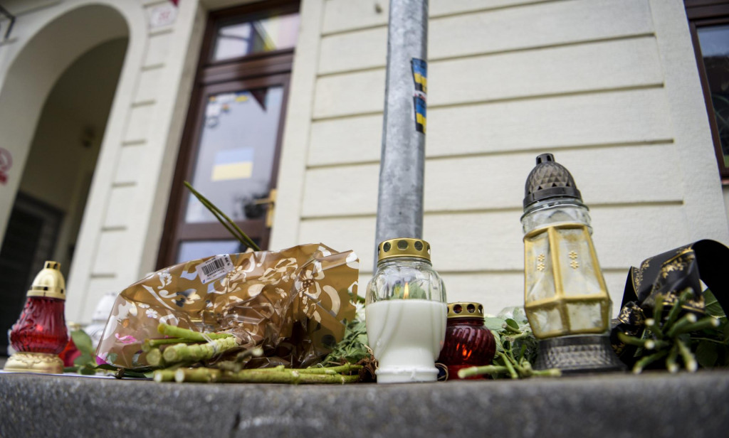 Sviečky a kvety položené pri mieste teroristického útoku na Zámockej ulici. FOTO: TASR/Pavol Zachar