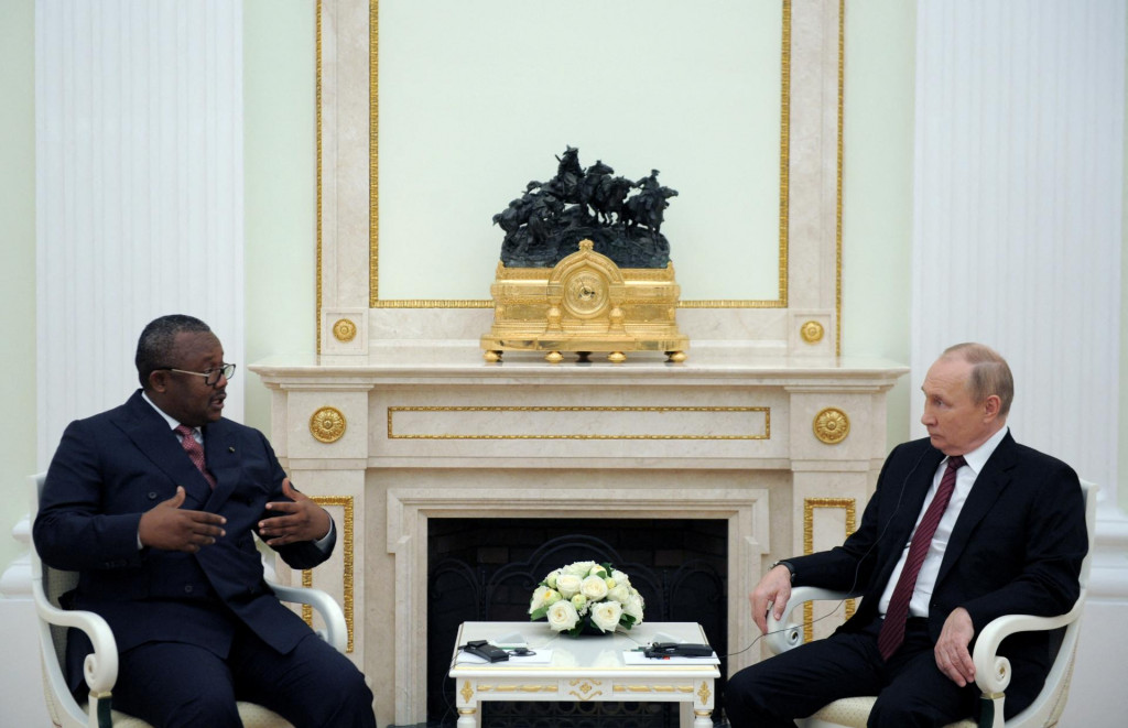 Prezident Guiney-bissau Umaro Sisoco Embaló, ktorý hovoril o špeciálnom odkaze pre Kyjev, na stretnutí s Vladimirom Putinom. FOTO: Reuters