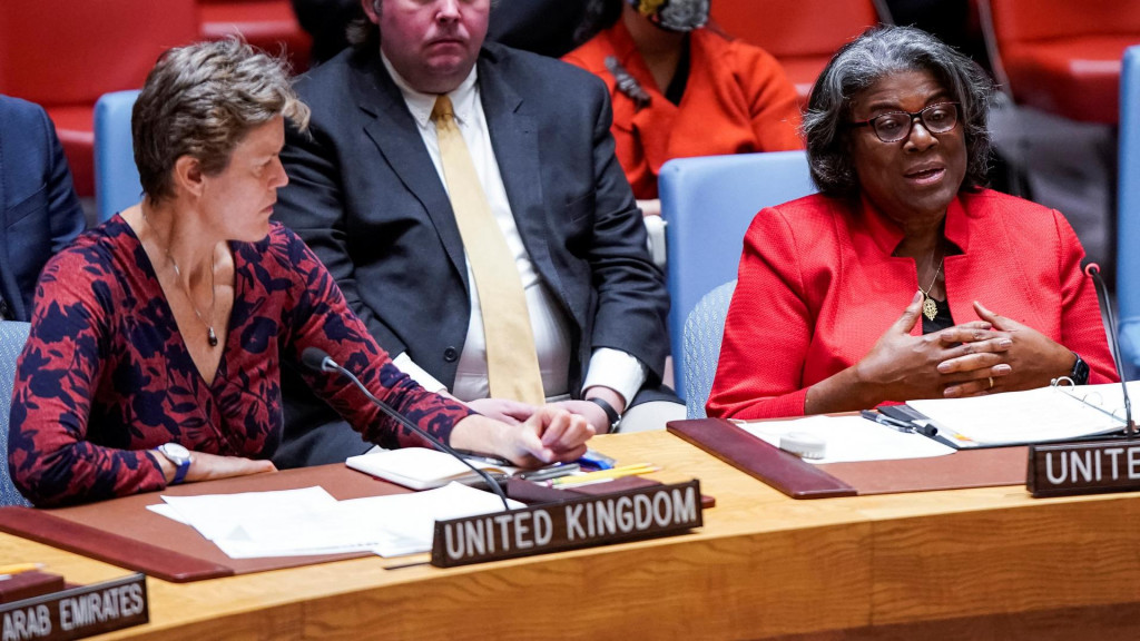 Veľvyslankyňa USA pri OSN Linda Thomas-Greenfieldová po boku britskej veľvyslankyne pri OSN Barbare Woodwardovej počas stretnutia členov Bezpečnostnej rady OSN. FOTO: REUTERS
