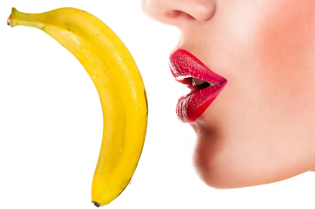 Jednou zo sexuálnych pomôcok je práve neošúpaný banán.