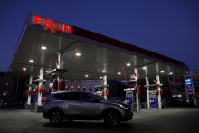 Autá na čerpacej stanici Exxon v Brooklyne, New York City, USA. FOTO: REUTERS