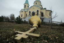 Archívna fotografia. Poškodená kupola na dvore pravoslávneho kostola poškodeného ostreľovaním v okrese Kuibyshevski v Donecku. FOTO: REUTERS