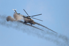 Helikoptéra strieľa počas vojenských cvičení ozbrojených síl Ruska a Bieloruska na cvičisku Gožskij v regióne Grodno v Bielorusku. FOTO: REUTERS