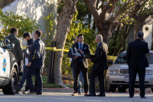 Polícia na mieste činu po útoku v dome Pelosiovcov. FOTO: Reuters