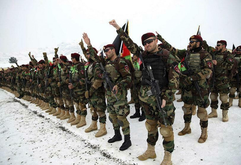 Komand&aacute; afganskej arm&aacute;dy sa z&uacute;častňuj&uacute; sl&aacute;vnostnej prom&oacute;cie po tri a pol mesačnom v&yacute;cvikovom programe pri K&aacute;bule v Afganistane. FOTO: REUTERS