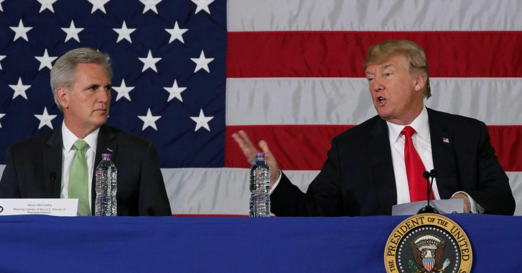 McCarthy a Trump. FOTO: REUTERS