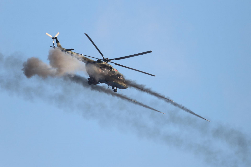 Helikopt&eacute;ra strieľa počas vojensk&yacute;ch cvičen&iacute; ozbrojen&yacute;ch s&iacute;l Ruska a Bieloruska na cvičisku Gožskij v regi&oacute;ne Grodno v Bielorusku. FOTO: REUTERS
