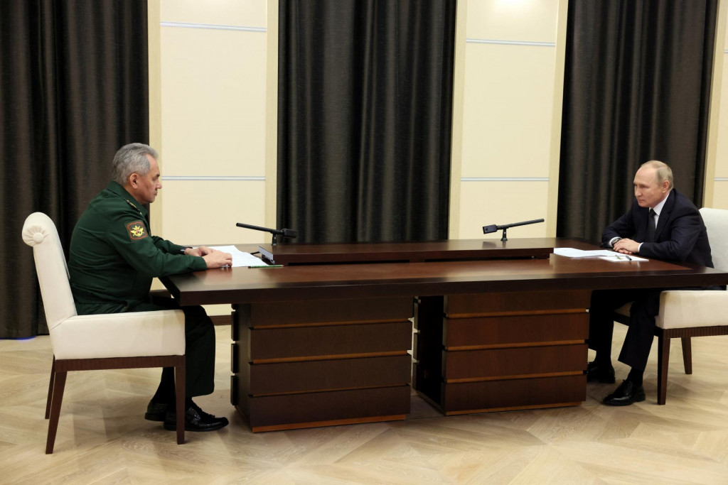 Ruský minister obrany Sergej Šojgu informuje prezidenta Vladimira Putin o dokončení mobilizácie vyhlásenej v septembri. FOTO: Reuters