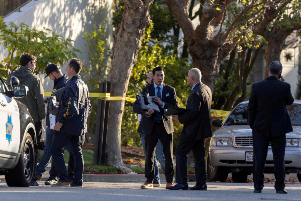 Polícia na mieste činu po útoku v dome Pelosiovcov. FOTO: Reuters