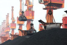 Prekládka uhlia v čínskom prístave Lien-jün-kang. FOTO: Reuters