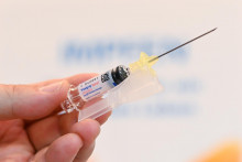 Lekár drží injekčnú striekačku s očkovacou látkou. FOTO: TASR/DPA
