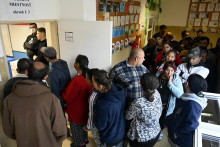 Rady voličov čakajú pred volebnou miestnosťou v miestnej rómskej osade v Trebišove. FOTO: TASR/Roman Hanc
