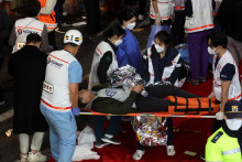 Fotografia zo zásahu zdravotníkov v Halloweenu v Soule. FOTO: REUTERS