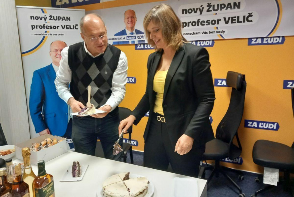 Veronika Remišová krája tortu vo volebnom štábe Dušana Veliča. FOTO: HH/Pavel Novotný