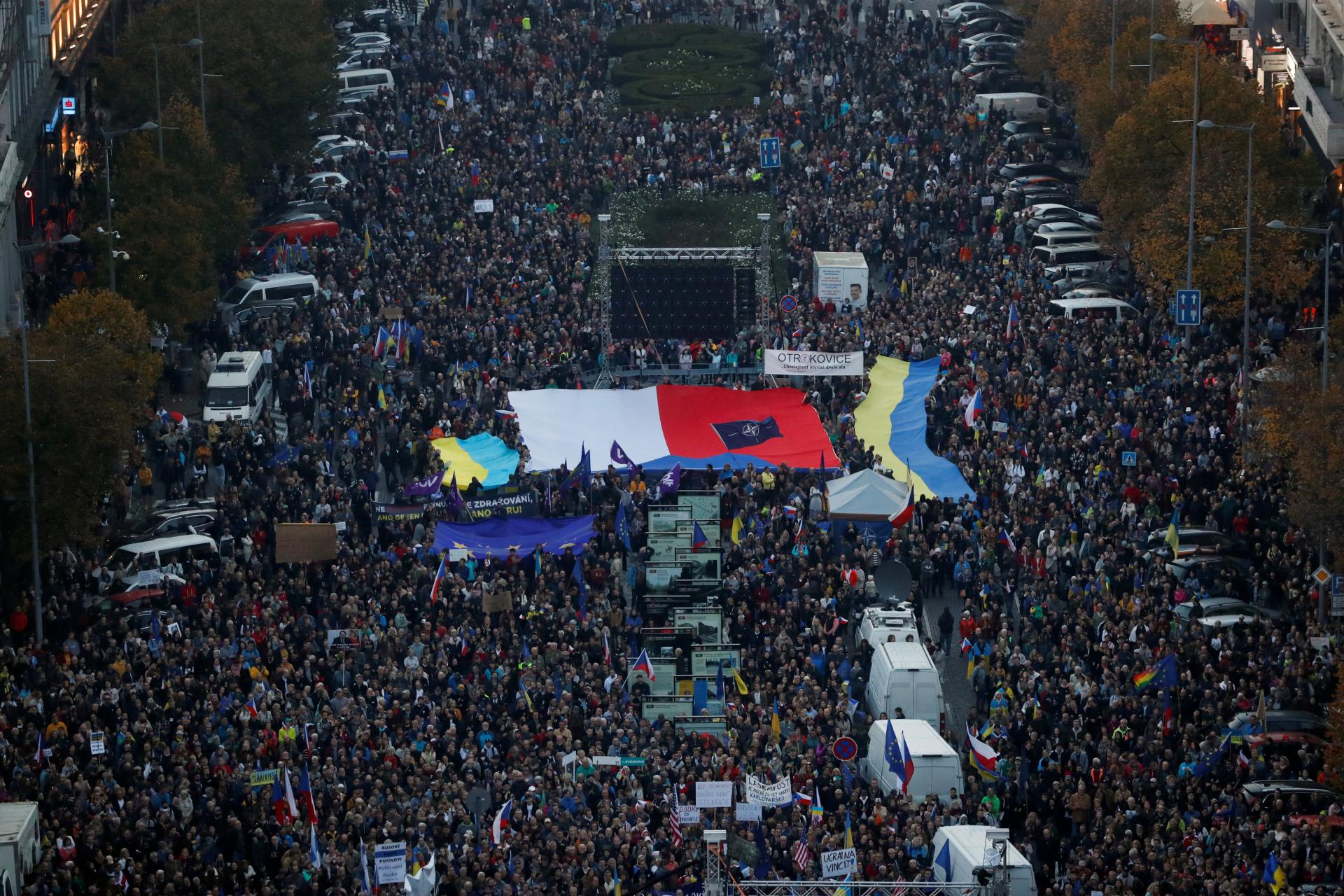 Česko proti strachu: Na Václavskom námestí v Prahe demonštrovali desaťtisíce ľudí