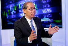 Veľvyslanec Japonska Makoto Nakagawa vysvetľuje v štúdiu HNtelevízie detaily devízových intervencií na podporu jenu. FOTO: HN/Filip Duffala