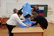 Členovia okrskovej volebnej komisie sčítavajú hlasy vo voľbách do VÚC po uzatvorení volebnej miestnosti. FOTO: Milan Drozd