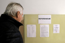 Volič vchádza do volebnej miestnosti v Sliači, kde okrem volieb do orgánov samosprávy obcí a voľby do orgánov samosprávnych krajov prebieha aj referendum o vojenskej základni USA v Sliači. FOTO: TASR/Ján Krošlák