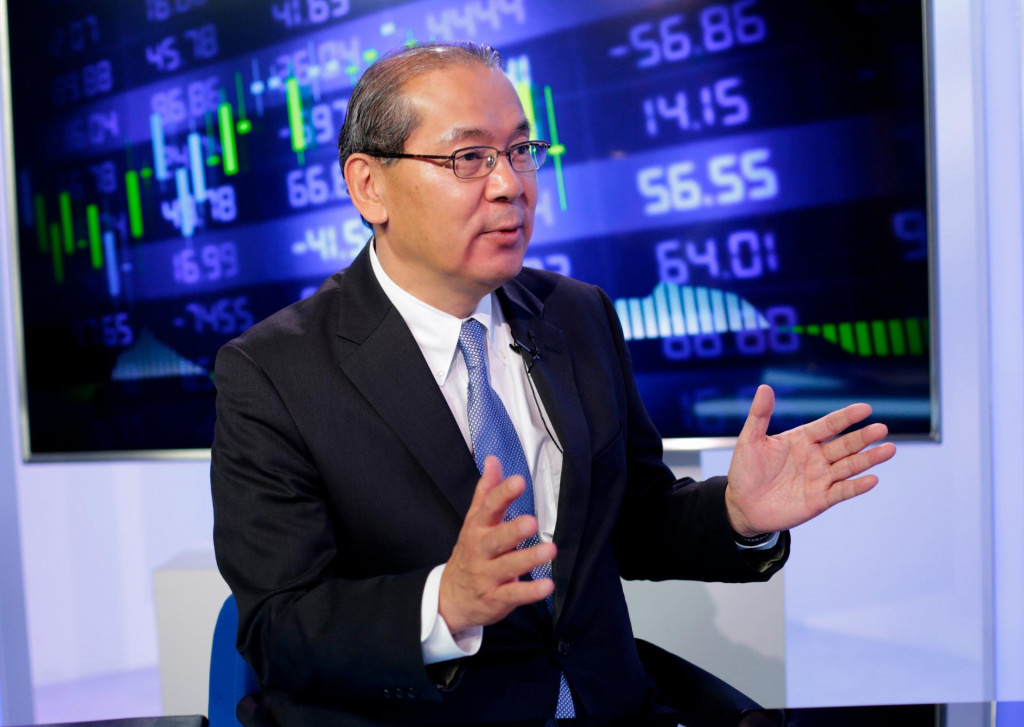 Veľvyslanec Japonska Makoto Nakagawa vysvetľuje v &scaron;t&uacute;diu HNtelev&iacute;zie detaily dev&iacute;zov&yacute;ch intervenci&iacute; na podporu jenu. FOTO: HN/Filip Duffala