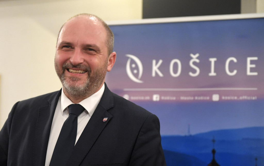 Kandidát na primátora Košíc Jaroslav Polaček počas volebnej noci v Košiciach. FOTO: TASR/František Iván