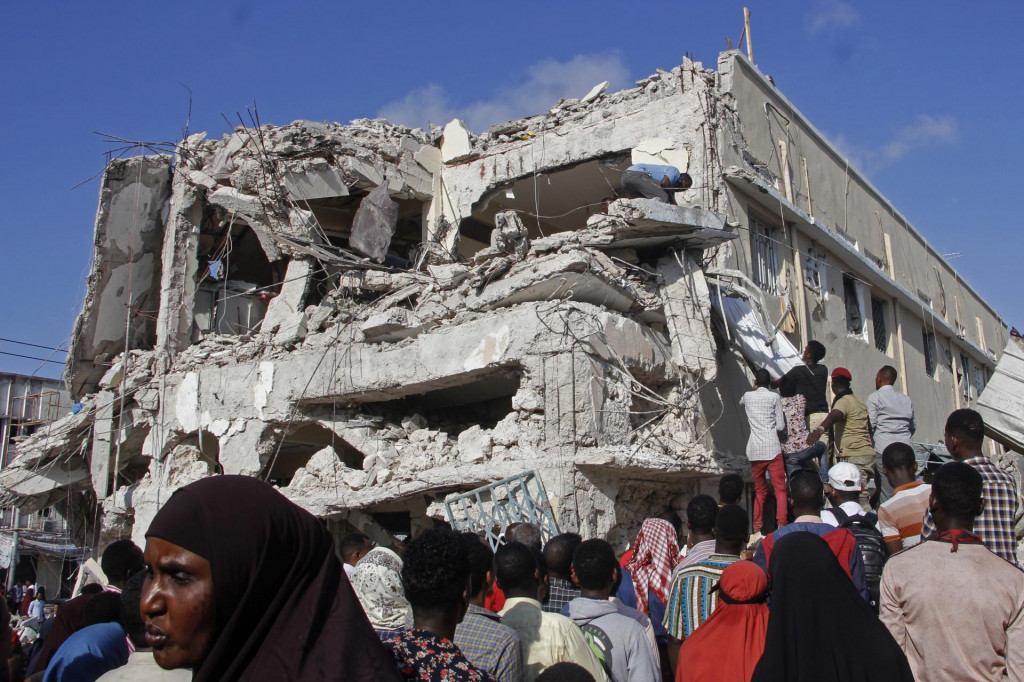 Počet ľudí zabitých pri dvoch samovražedných bombových útokoch, ktoré sa odohrali v sobotu na rušnej križovatke v somálskom hlavnom meste Mogadišo, stúpol na najmenej 100, uviedol v nedeľu somálsky prezident Hasan Šajch Muhammad.
