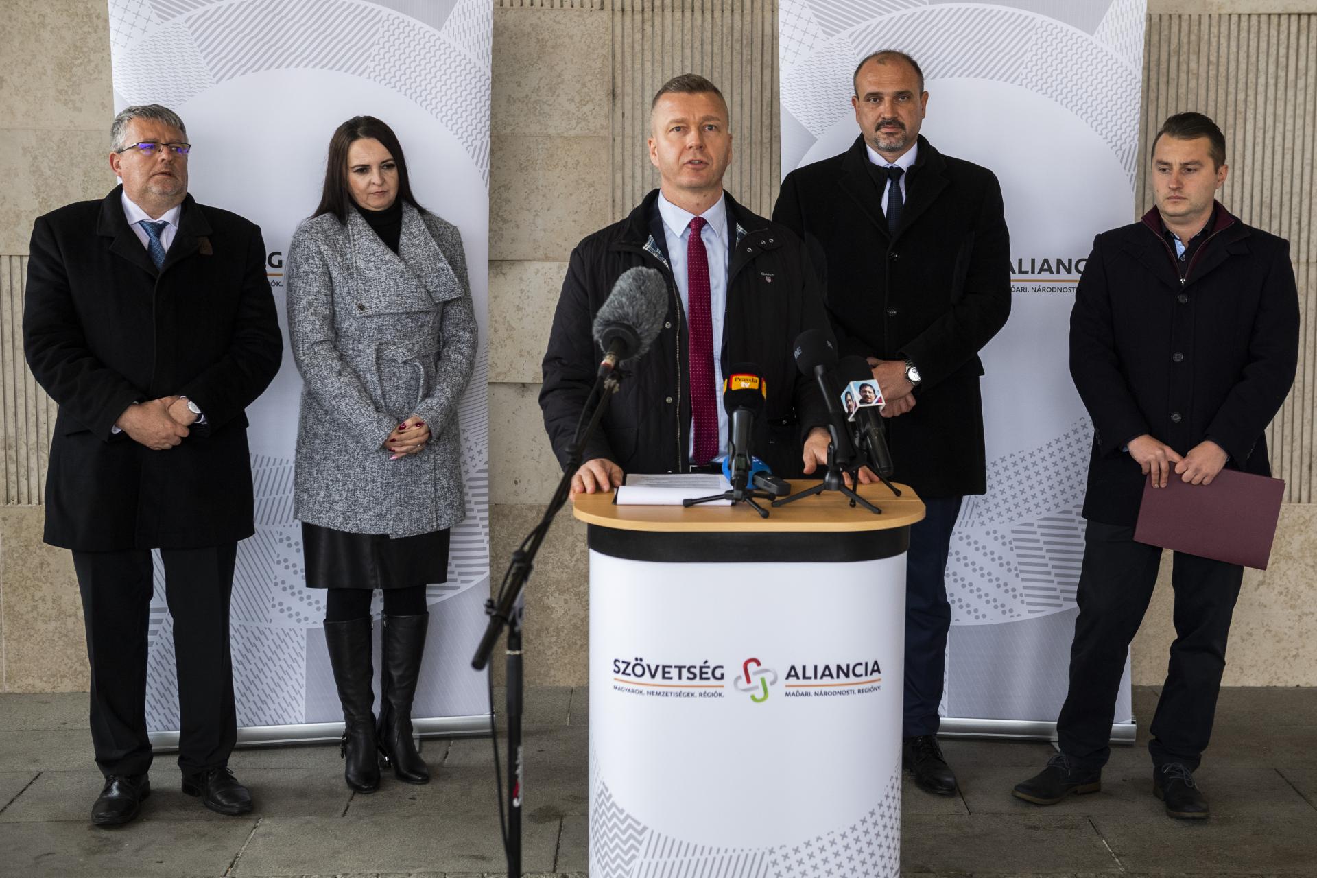 Mimoparlamentná maďarská strana Aliancia považuje voľby za úspešné, má vyše 200 starostov