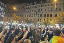 Na snímke ľudia svietia mobilnými telefónmi na zhromaždení Spoločne proti nenávisti. FOTO: TASR/Barbora Vizváryová