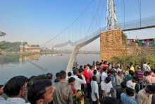Zrútený most v Indii. FOTO: REUTERS