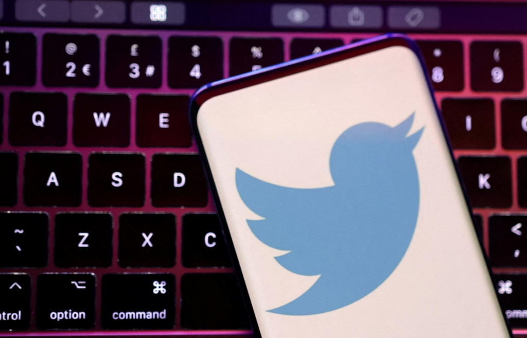 Manažéri sociálnych sietí známych značiek sa nevedia poučiť. Twitter automaticky hlási, z akého zariadenia odosielate príspevky. FOTO: Dado Ruvic/Reuters