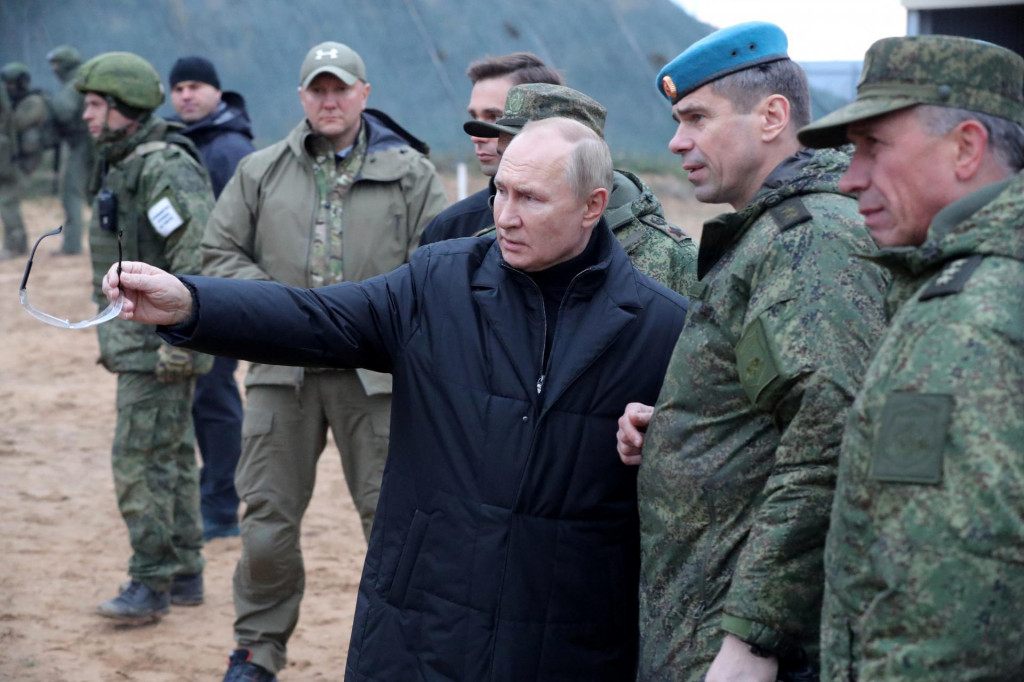 Vladimir Putin počas návštevy výcvikového centra pre mobilizovaných Rusov. FOTO: REUTERS