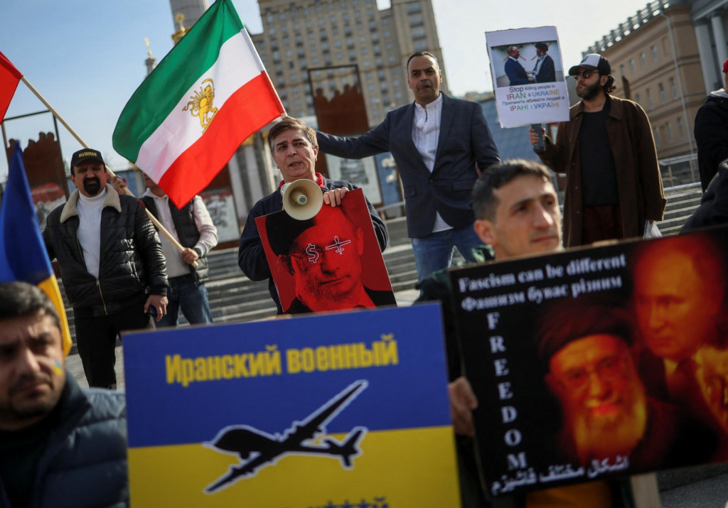 Iránci v Kyjeve protestujú proti dodávkam iránskych dronov Rusku. FOTO: Reuters