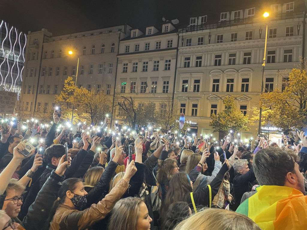 Na snímke ľudia svietia mobilnými telefónmi na zhromaždení Spoločne proti nenávisti. FOTO: TASR/Barbora Vizváryová