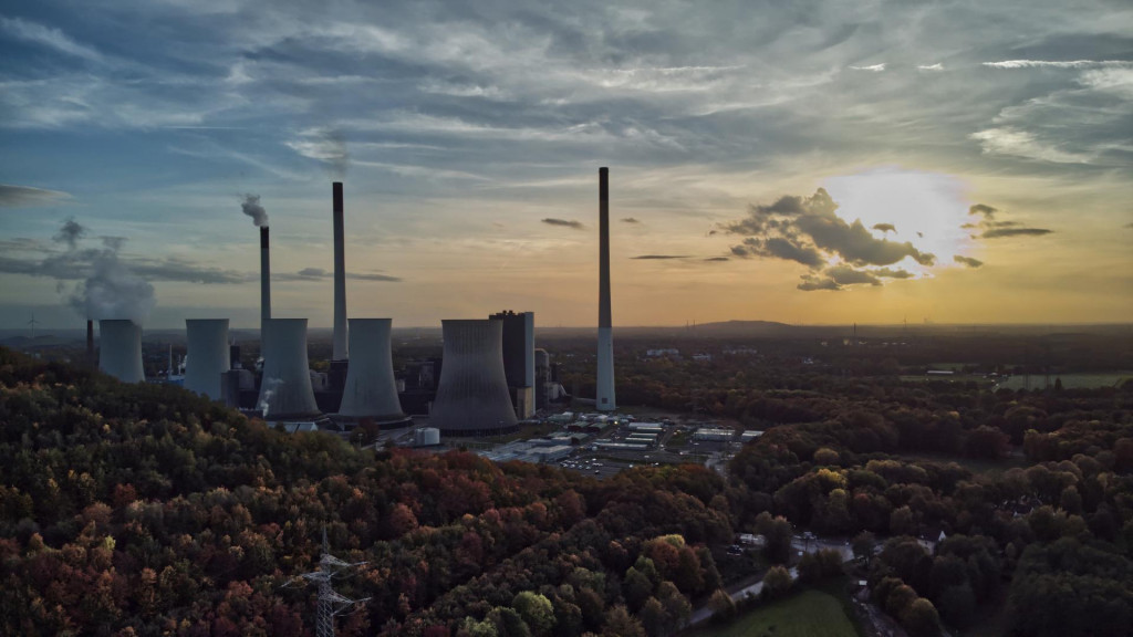 Slnko zapadá sa uhoľnou tepelnou elektrárňou Scholven, ktorá patrí spoločnosti Uniper v nemeckom meste Gelsenkirchen. FOTO: TASR/AP