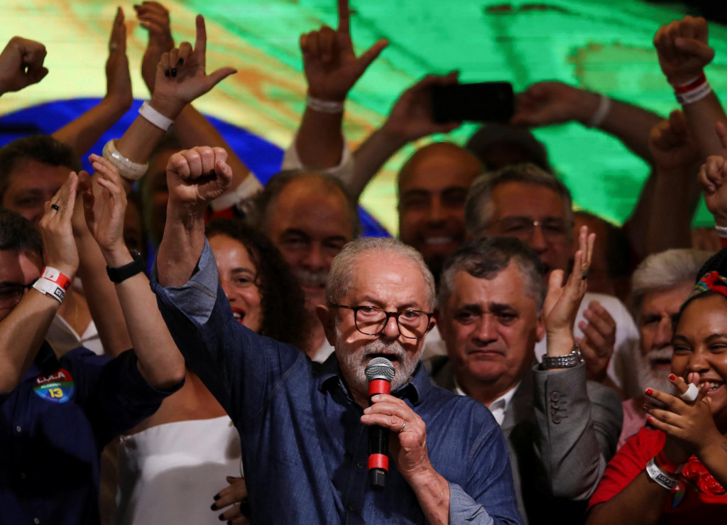 Ľavicový exrezident Lula da Silva zvíťazil nad krajnou pravicou v Brazílií.