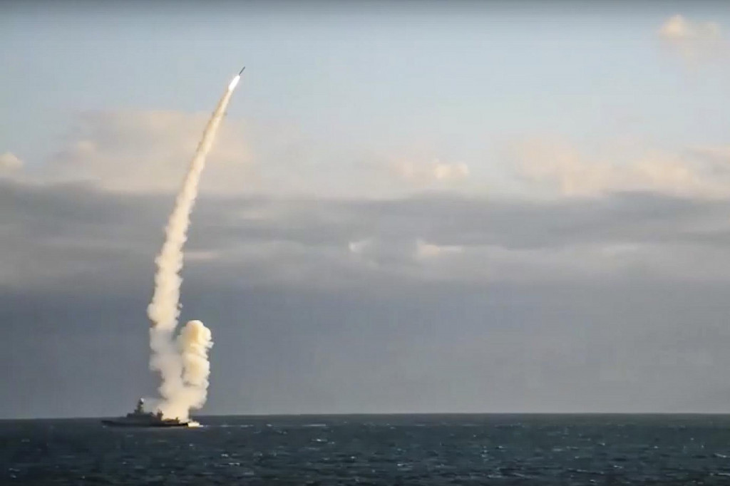 Ruská vojenská loď odstreľuje raketu s plochou dráhou letu na cieľ na Ukrajine. FOTO TASR/AP