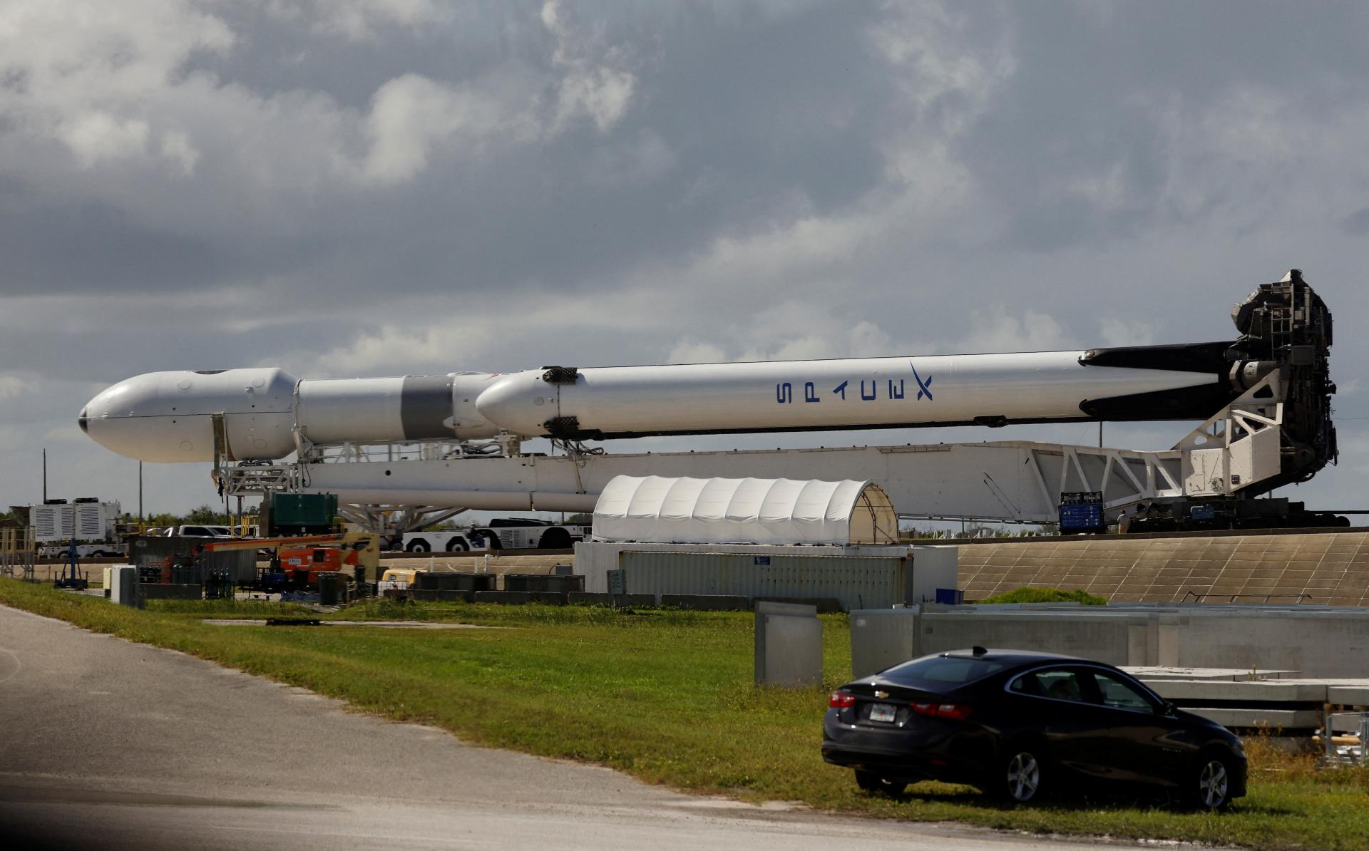 SpaceX odštartovala prvú misiu rakety Falcon Heavy po troch rokoch. Posiela na obežnú dráhu satelity