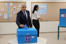 Izraelský premiér Jair Lapid pri volebnej urne. FOTO: Reuters