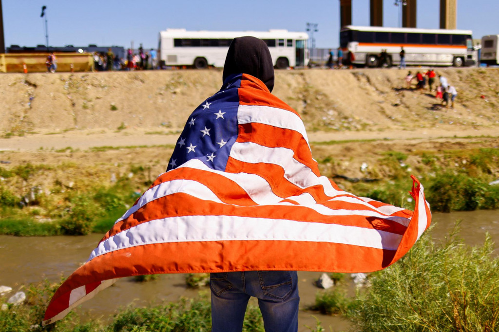 Muž s americkou vlajkou. FOTO: Reuters