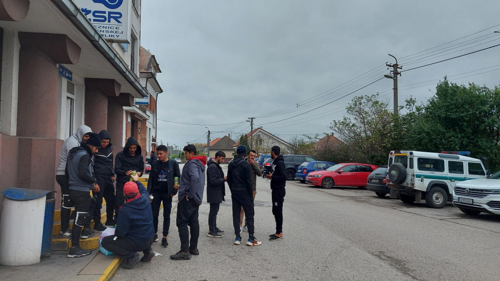Migranti v K&uacute;toch. FOTO: HN/Autorka