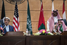 Americký minister zahraničných vecí John Kerry počúva saudskoarabského ministra zahraničných vecí Saúda al-Fajsala FOTO: TASR/AP