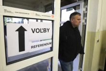 Popri voľbách prebiehalo v sobotu v Sliači aj referendum o vojenskej základni USA. FOTO: TASR/Ján Krošlák