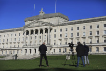 Novinári čakajú pred budovou parlamentu v Belfaste v Severnom Írsku. FOTO: TASR/AP